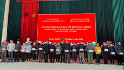 CHI CỤC HẢI QUAN KHU VỰC VI TẶNG 204 XUẤT QUÀ TẾT TẠI XÃ KHÁNG CHIẾN