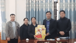 Lãnh đạo xã Kháng Chiến thăm, tặng quà trẻ em tại Mái ấm tình thương Vinh Sơn