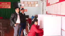 Lãnh đạo Ủy Ban Bầu Cử xã kiểm tra tiến độ chuẩn bị tại các khu vực bỏ phiếu
