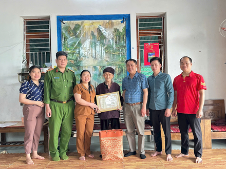 Kinh tế - Chính trị