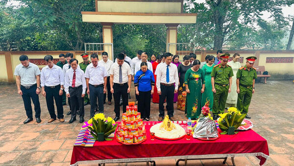 XÃ KHÁNG CHIẾN TỔ CHỨC LỄ DÂNG HƯƠNG, TƯỞNG NIỆM CÁC ANH HÙNG LIỆT SĨ VÀ TẶNG QUÀ CÁC GIA ĐÌNH CHÍNH SÁCH NHÂN KỶ NIỆM NGÀY 27/7