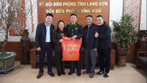 Lãnh đạo xã thăm, tặng quà Tết các đơn vị lực lượng vũ trang làm nhiệm vụ trên tuyến biên giới Kháng Chiến