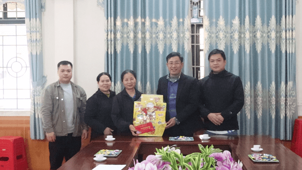 Lãnh đạo xã Kháng Chiến thăm, tặng quà trẻ em tại Mái ấm tình thương Vinh Sơn