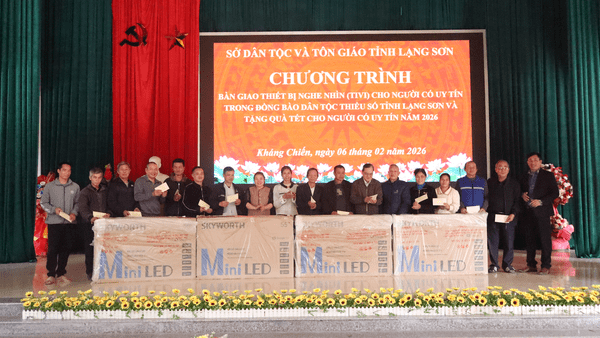 BÀN GIAO THIẾT BỊ NGHE NHÌN (TIVI) CHO NGƯỜI CÓ UY TÍN TRONG ĐỒNG BÀO DÂN TỘC THIỂU SỐ TRÊN ĐỊA BÀN XÃ KHÁNG CHIẾN