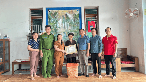 Lãnh đạo xã thăm, tặng quà người cao tuổi