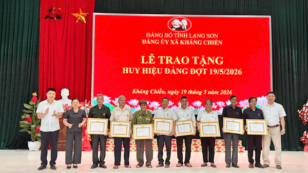 ĐẢNG ỦY XÃ KHÁNG CHIẾN TRAO TẶNG HUY HIỆU ĐẢNG CHO CÁC ĐẢNG VIÊN DỊP 19/5