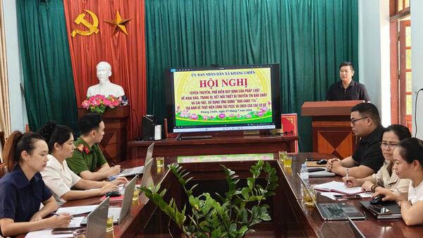 Công an xã Kháng Chiến tuyên truyền, phổ biến quy định của pháp luật về khai báo, trang bị, kết nối thiết bị truyền tin báo cháy, cài đặt ứng dụng báo cháy 114 tại xã Kháng Chiến.