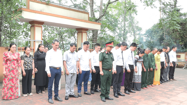 Viếng Nghĩa trang Liệt sĩ Bản Trại, Nhà bia tưởng niệm các anh hùng Liệt sĩ trên địa bàn xã Kháng Chiến và gặp mặt, thăm hỏi, tặng quà gia đình chính sách