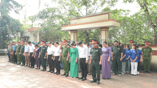Triển khai lấy mẫu sinh phẩm hài cốt liệt sĩ tại Nghĩa trang Liệt sĩ Bản Trại, xã Kháng Chiến