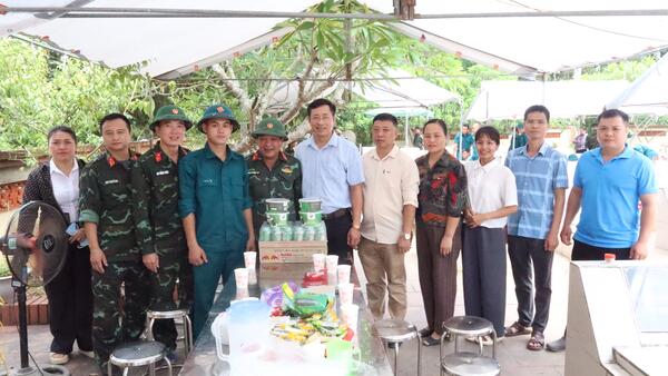 ỦY BAN MẶT TRẬN TỔ QUỐC VIỆT NAM XÃ KHÁNG CHIẾN THĂM, TẶNG QUÀ ĐỘNG VIÊN TỔ CÔNG TÁC THỰC HIỆN NHIỆM VỤ LẤY MẪU XÁC ĐỊNH DANH TÍNH HÀI CỐT LIỆT SĨ