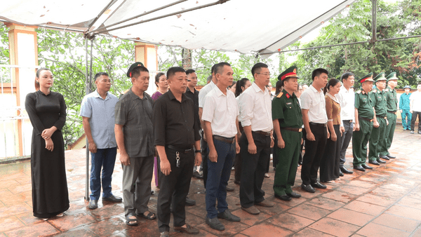 ĐẢNG ỦY - HĐND - UBND - ỦY BAN MTTQ VIỆT NAM XÃ KHÁNG CHIẾN TỔ CHỨC LỄ DÂNG HƯƠNG, DÂNG HOA TƯỞNG NIỆM CÁC ANH HÙNG LIỆT SĨ TẠI NGHĨA TRANG LIỆT SĨ BẢN TRẠI