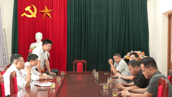 Lãnh đạo xã Kháng chiến Khảo sát dự án xây dựng cầu Hòa Bình