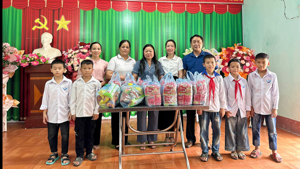 LÃNH ĐẠO XÃ THĂM, TẶNG QUÀ CÁC ĐƠN VỊ TRƯỜNG HỌC TRÊN ĐỊA BÀN XÃ