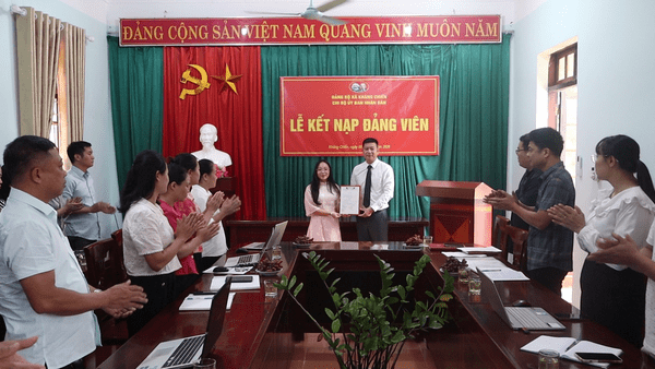 CHI BỘ UBND XÃ KHÁNG CHIẾN TỔ CHỨC LỄ KẾT NẠP ĐẢNG VIÊN MỚI