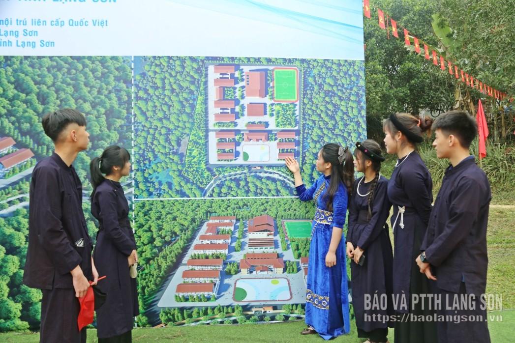 Cô trò các Trường Tiểu học, Trung học cơ sở Đào Viên đang xem mô hình trường mới khởi công