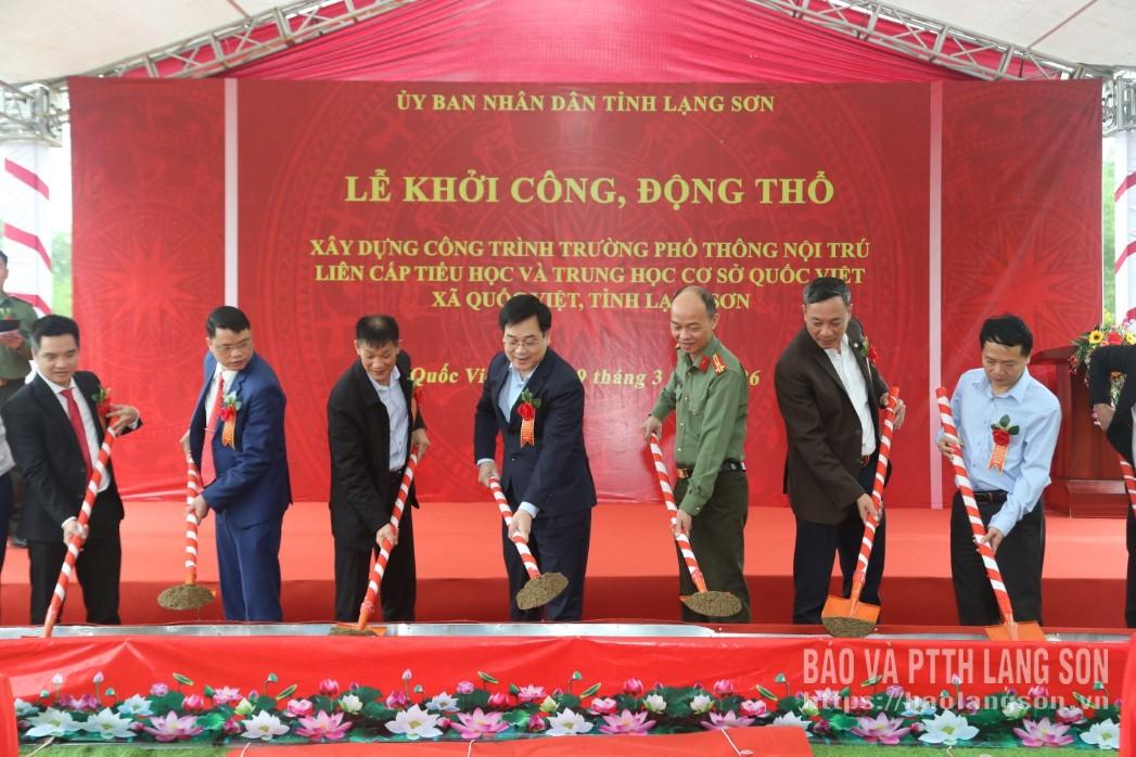 Các đại biểu tham gia khởi công, động thổ xây dựng trường tại xã Quốc Việt