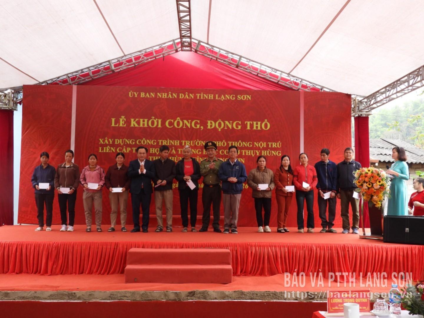 Các đại biểu và chủ đầu tư trao quà cho các hộ gia đình