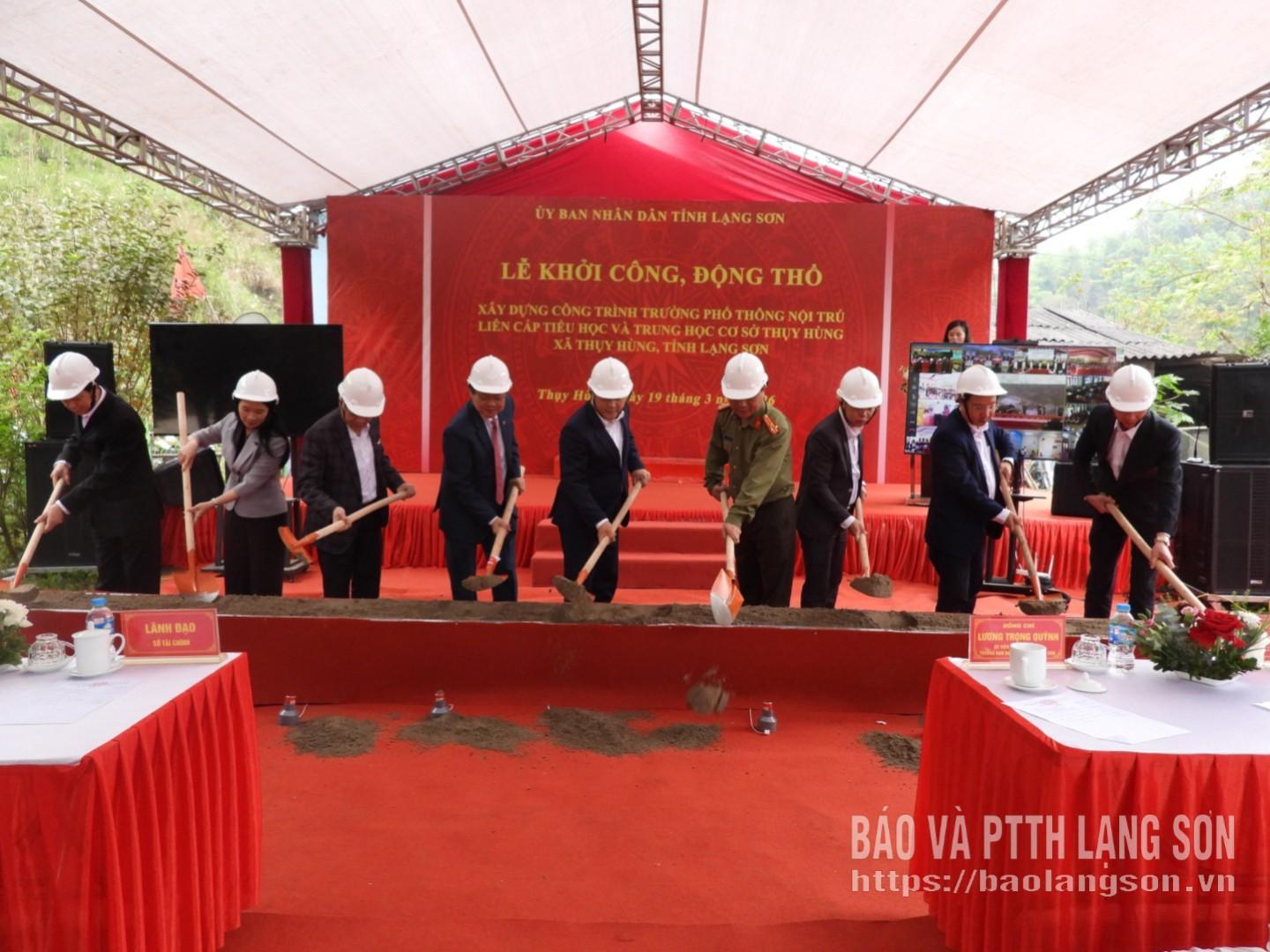 Các đại biểu và chủ đầu tư thực hiện nghi thức khởi công công trình