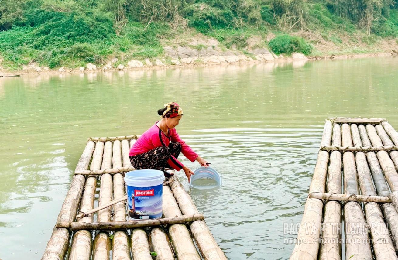 Người dân cụm Bản Tấp sử dụng nước sông cho sinh hoạt hằng ngày